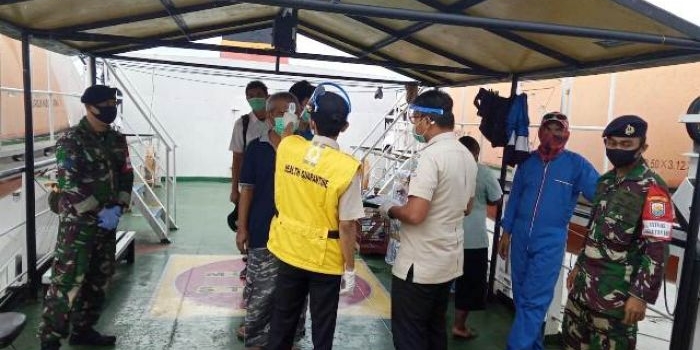 Satgas Covid-19 Angkutan Laut memeriksa seluruh penumpang dan ABK yang tiba di Tolitoli.