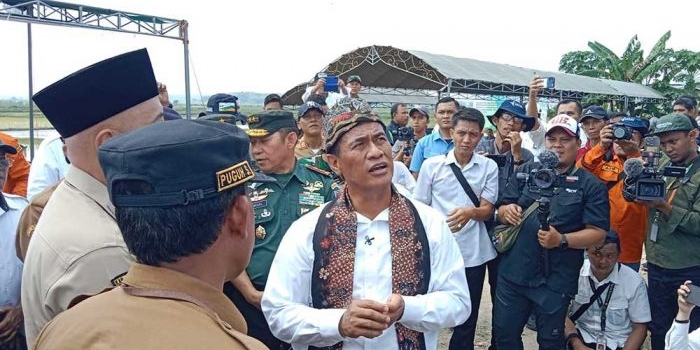 kunjungan-kerja-ke-bangkalan-mentan-janji-tambah-pompa-air-lahan-pertanian