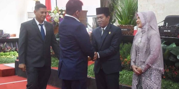 Ketua DPRD Kota Kediri, Gus Sunoto (bersalaman), bersama Abdullah Abu Bakar selaku wali kota setempat saat memberi ucapan selamat kepada Pujiono. Foto: Ist