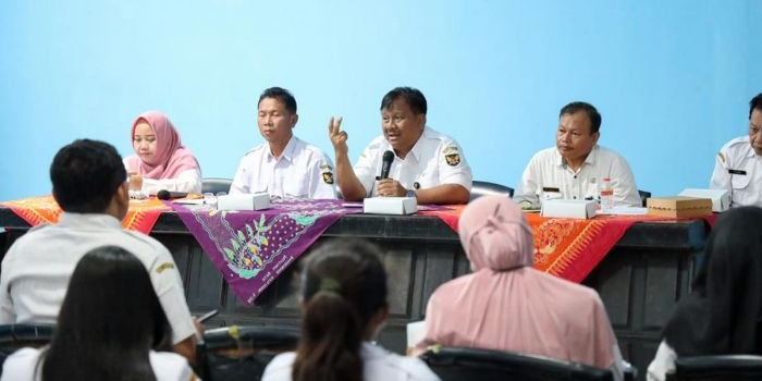 Paulus Luhur Budi Prasetya, Kepala Dinas Sosial Kota Kediri (pegang mik) saat memberi sambutan. Foto: Ist.