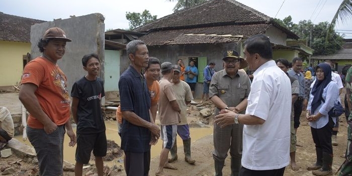 Pakde Karwo saat bercengkerama dengan warga korban banjir di Kabupaten Pacitan, Jumat (1/12).