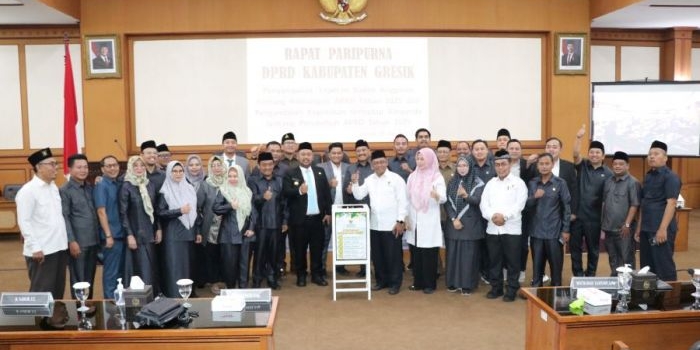  Ketua DPRD Gresik M Syahrul Munir bersama Bupati Fandi Akhmad Yani, Wakil Ketua dan anggota DPRD serta jajaran Baznas usai MoU dan penyaluran infak. FOTO: ist.