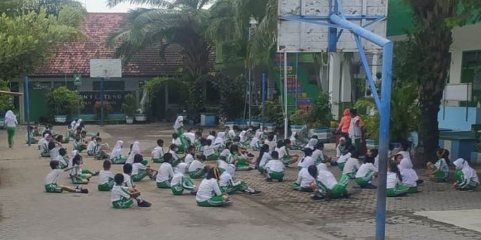 Siswa di Banyuwangi saat mengikuti senam.