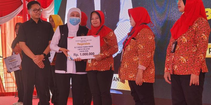 Gubernur Khofifah saat menyalurkan BLT DBHCHT secara simbolis di pabrik PT HM Sampoerna Tbk Rungkut II, Surabaya.