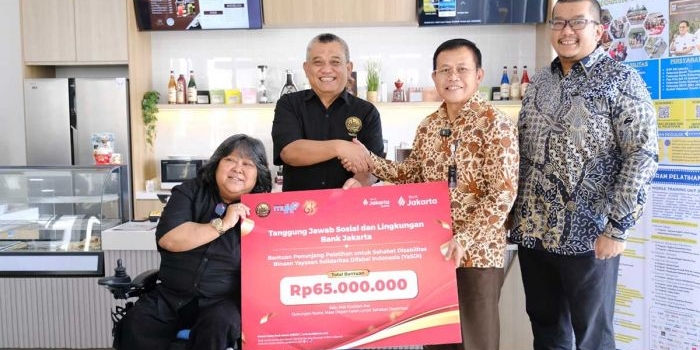 Direktur Kepatuhan Bank Jakarta, Ateng RIvai, didampingi Sekretaris Perusahaan Bank Jakarta, Arie Rinaldi, saat menyerahkan Bantuan penunjang pelatihan kepada Ketua Pembina Yasdi, Suty Karno.
