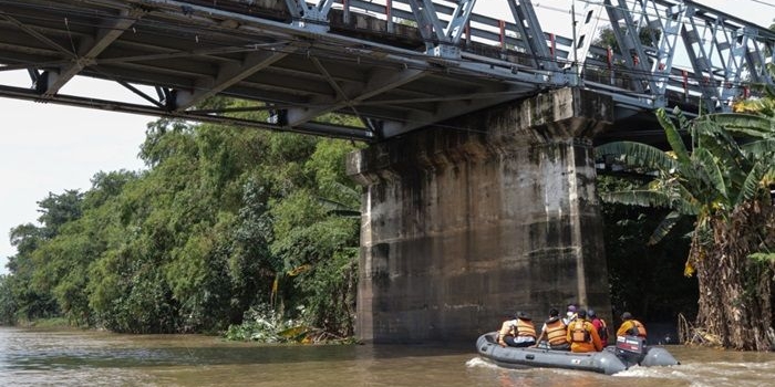 Tim Susur Sungai Gabungan saat melewati salah satu jembatan di Sungai Brantas. foto: ist.