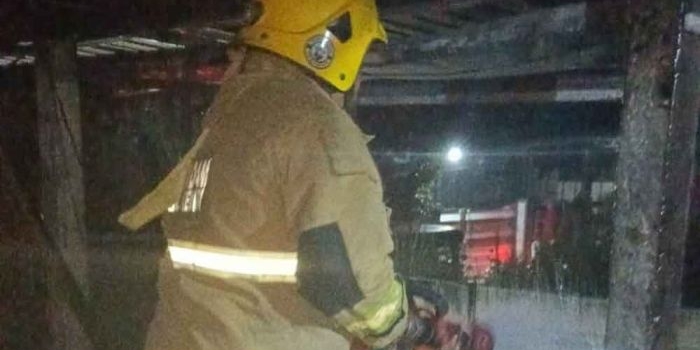 aksi-damkar-kediri-jelang-idulfitri-padamkan-api-di-kandang-ayam-milik-warga