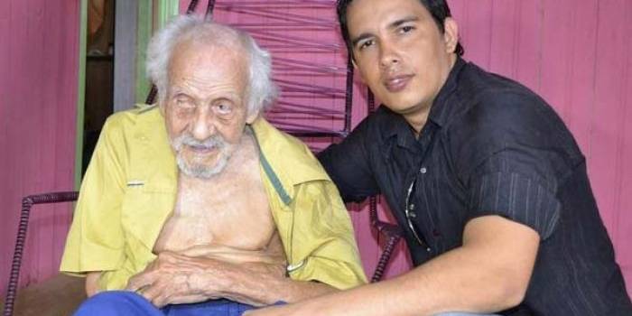 Kennedy Afonso adalah pekerja sosial bersama Joao Coelho de Souza, pria tertua di dunia. foto: repro mirror.co.uk