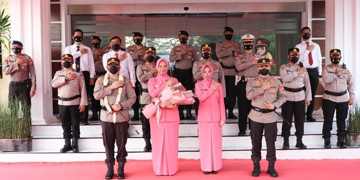Kapolres Pasuruan AKBP Erick Frendriz foto bersama AKBP Rofiq Ripto Himawan usai meresmikan Masjid Rofiqul Ummah, didampingi masing-masing istri.