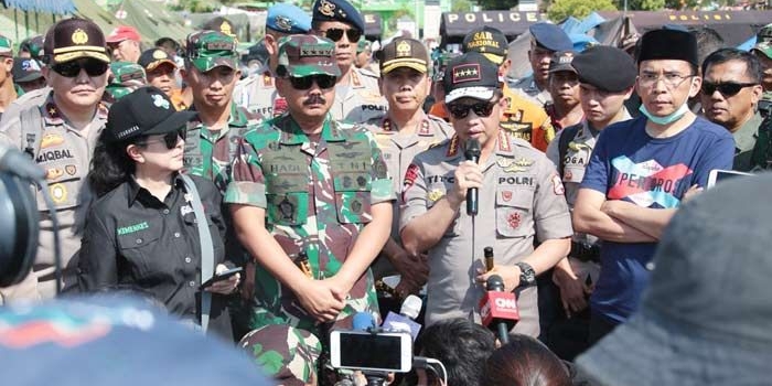 Kapolri, Panglima TNI dan Menkes saat memberikan keterangan persnya.