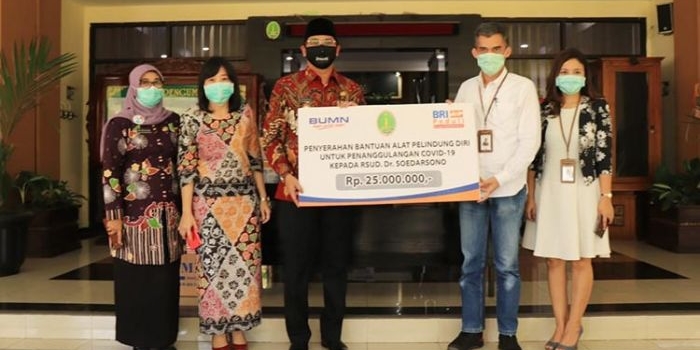 Plt. Wali Kota Pasuruan Raharto Teno Prasetyo, S.T. menerima bantuan APD dari Bank BRI Cabang Pasuruan secara simbolis.