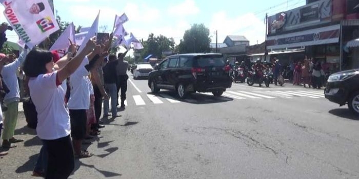 Kibaran bendera dan kaos bergambar Jokowi menyambut kedatangan Sandiaga Uno di Nganjuk. foto: BAMBANG/ BANGSAONLINE
