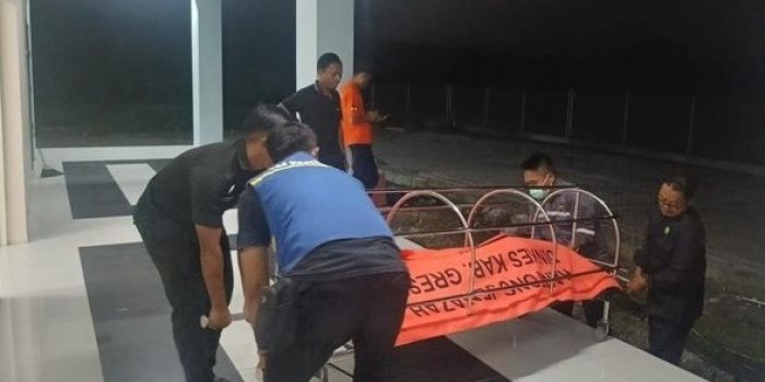Petugas saat mengevakuasi jasad korban