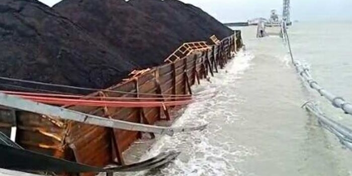 Kondisi pelabuhan khusus milik PT Holcim Indonesia usai ditabrak kapal tongkang.
