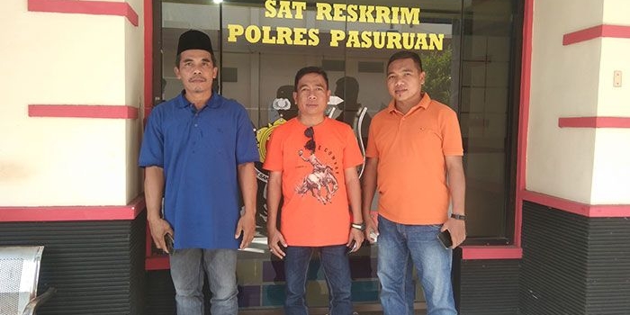 Aktivis Cinta Damai, Hanan, dan keluarga tersangka saat melaporkan D ke Polres Pasuruan. Foto: ARDIANZAH/ BANGSAONLINE