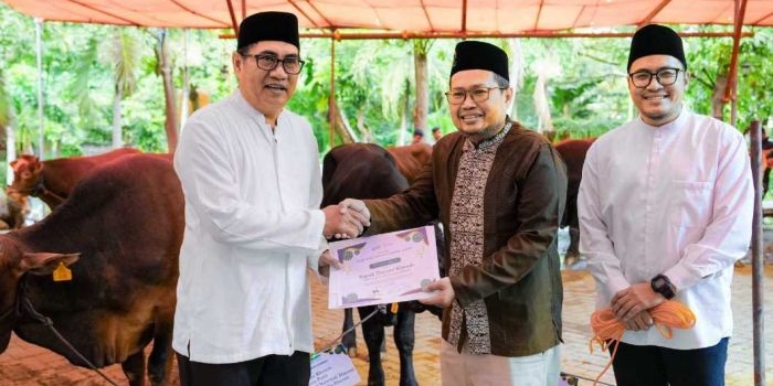 Direktur Utama Petrokimia Gresik, Daconi Khotob (kiri) menyerahkan hewan kurban. foto: ist.