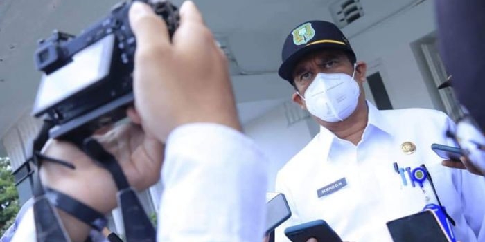 Sekda Kota Madiun, Soeko Dwi Handiarto memberikan keterangan pers usai apel persiapan penyemprotan disinfektan.