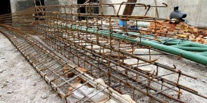 ?

Besi untuk cor yang disiapkan untuk pembangunan gedung serba guna Pancasila. Foto:bambang/sulistiawan/Bangsaonline