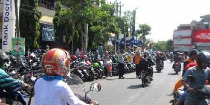 MASIH BAYAR: Suasana parkir di salah satu jalan di Lamongan. foto: BANGSAONLINE