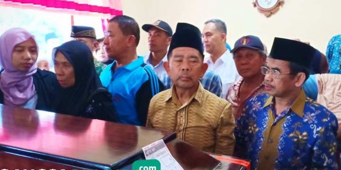 Keluarga menyambut peti jenazah Tri Haska Hafidzi di rumah duka. foto: AKINA/ BANGSAONLINE