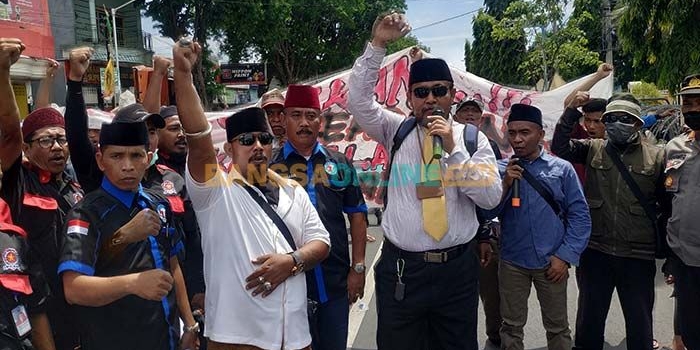 Suasana demo yang dilakukan GKS Basra dan GP Sakera di Mapolres Situbondo. Foto: SYAIFUL BAHRI/BANGSAONLINE