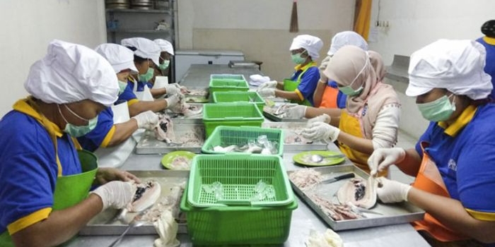 Proses pemisahan duri ikan bandeng oleh ibu-ibu di sekitar rumah produksi Bandeng Mentari. (foto: ist)