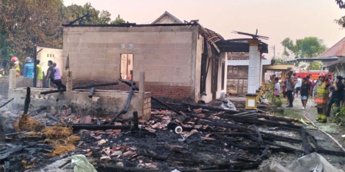 Kondisi rumah milik Gunawan, warga Desa Sambongrejo, hangus usai dilalap api.