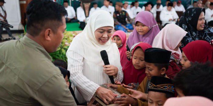 Gubernur Khofifah saat mebagikan AlQuran kepada anak-anak yatim di Pamekasan