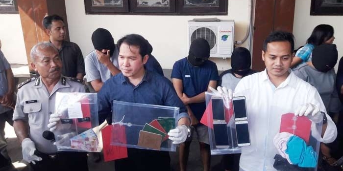 Wadirreskrimum Polda Jatim AKBP Juda Nusa Putra saat ungkap kasus di halaman Ditreakrimum Polda Jatim, Selasa (9/10).