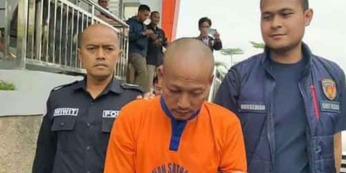 Pelaku pembunuhan agen BRILink di Gresik saat bersama petugas. Foto: Ist