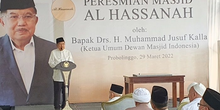 Yusuf Kalla saat meresmikan Masjid Al-Hasanah.