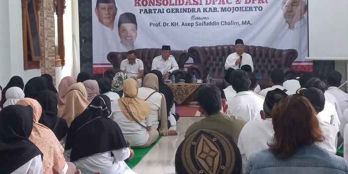 Kiai Asep saat memberikan pengarahan di hadapan para relawan PAN dan Gerindra.
