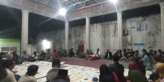 Suasana pertemuan di Balai Desa Gempol, Kabupaten Pasuruan.