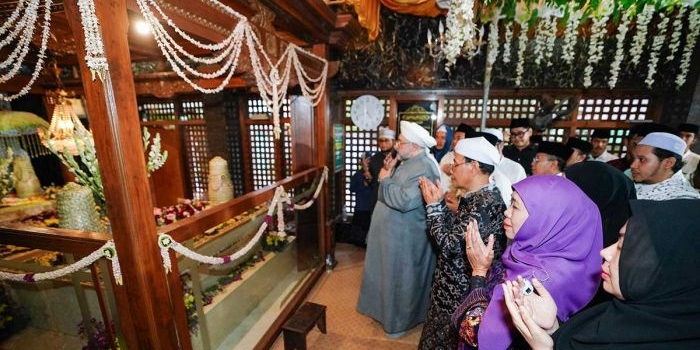 Gubernur Khofifah saat mendampingi Sheikh Afeefuddin di Ponpes Genggong, Probolinggo.