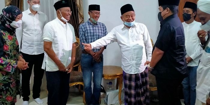 Prof. Dr. KH. Asep Saifuddin Chalim, M.A., saat menyambut Menteri BUMN Erick Thohir di ruang tamu kediamannya di Pondok Pesantren Amanatul Ummah Pacet Mojokerto, Ahad (2/1/2022) malam. Kiai Asep menunjukkan bahwa ada Dahlan Iskan kepada Erick Thohir. Foto: mma/ bangsaonline.com