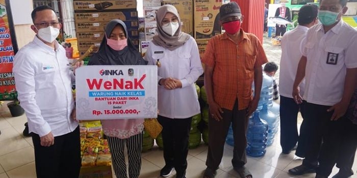 Sebanyak 15 penggiat ekonomi yang sehari-hari berjualan di warung mendapat bantuan dari PT INKA.