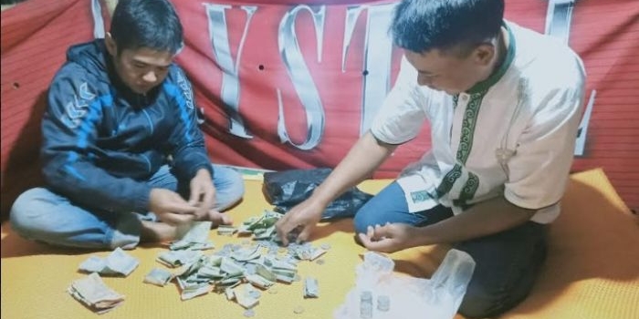 Pengurus LSKPL menghitung hasil donasi dari warga yang bakal dibelanjakan sembako untuk disalurkan ke warga terdampak.