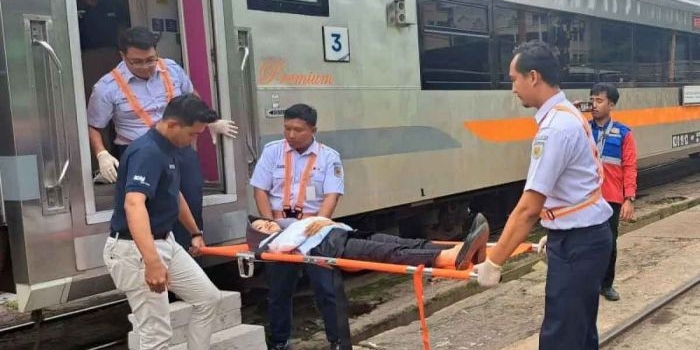 tingkatkan-keselamatan-penumpang-kai-daop-8-surabaya-gelar-simulasi-tanggap-darurat