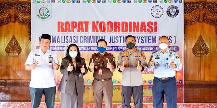 Sejumlah pemimpin APH di Kabupaten Nganjuk saat foto bersama dalam giat Rakor Optimalisasi CJS.