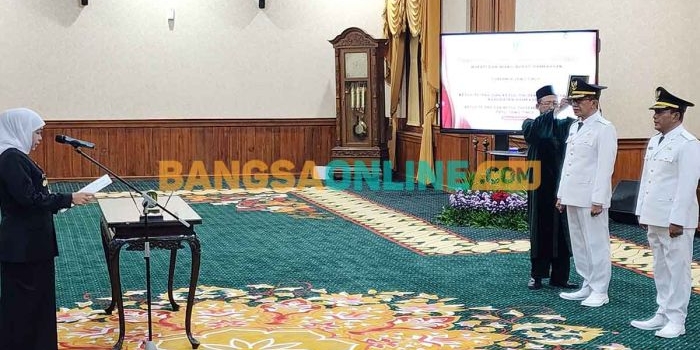 Gubernur Khofifah saat melantik Kholilurrahman dan Sukriyanto sebagai Bupati dan Wakil Bupati Pamekasan. Foto: DEVI FITRI AFRIYANTI/BANGSAONLINE