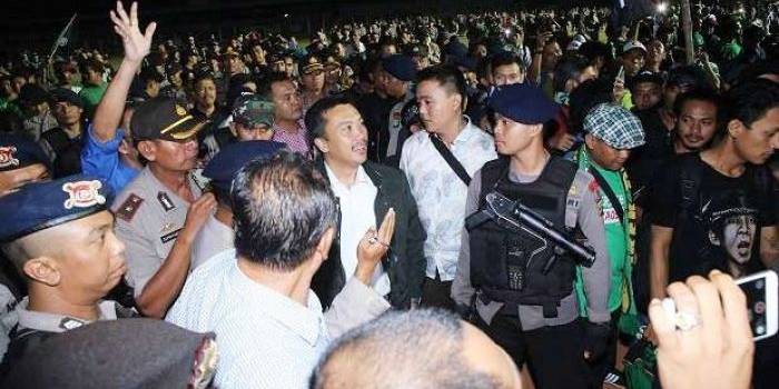 Menpora Imam Nahrawi saat menemui ribuan bonek di Stadion Tugu, Koja, Jakarta Utara, Selasa (2/8) malam.