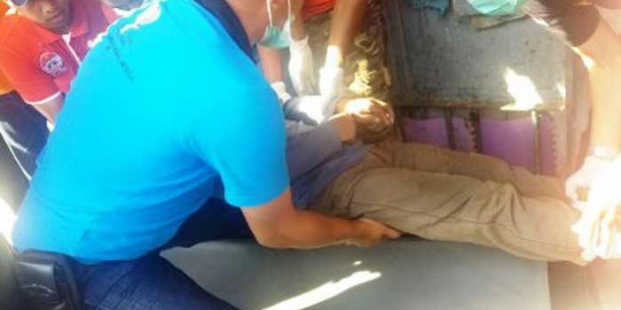 Jenazah Oktaria Yuda Pratama (27) dievakuasi petugas dari Lapas Kelas II A Pamekasan. 