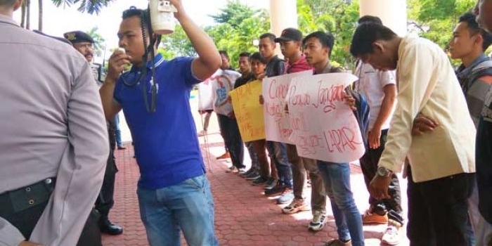 Mahasiswa yang melakukan demo terkait tak turunnya rastra. foto: ERI SUGIANTO/ BANGSAONLINE