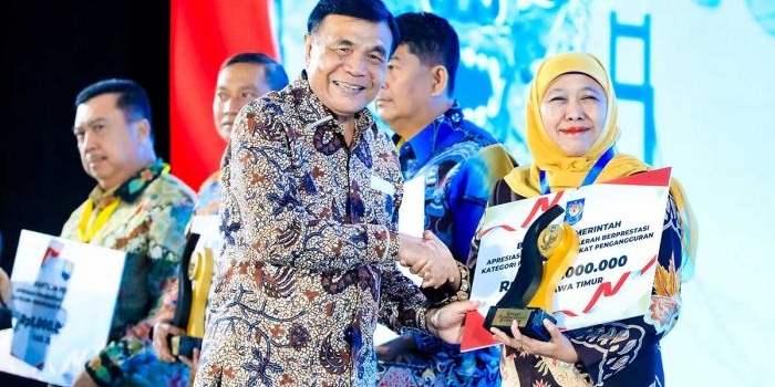 Gubernur Khofifah ketika menerima penghargaan.