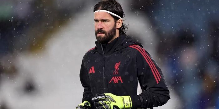 Alisson Becker melakukan pemanasan sebelum pertandingan Liga Premier antara Leeds United melawan Liverpool di Elland Road, Leeds, Inggris, pada 6 Desember 2025. Foto: Alex Livesey / Getty Images
