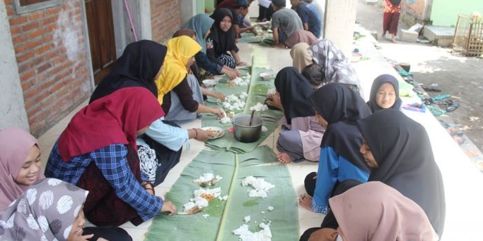 Tradisi liwetan yang digelar oleh para santri di Ponpes Roudlotul Ibaad. Foto: Ist.