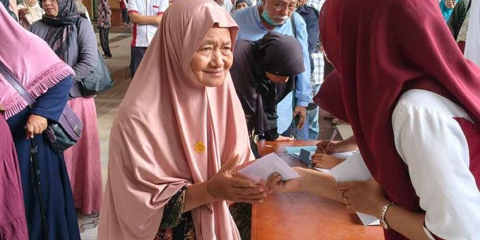 kampung-coklat-blitar-gelar-berbagi-thr-lagi-sebanyak-7-000-jamaah-padati-lokasi-wisata