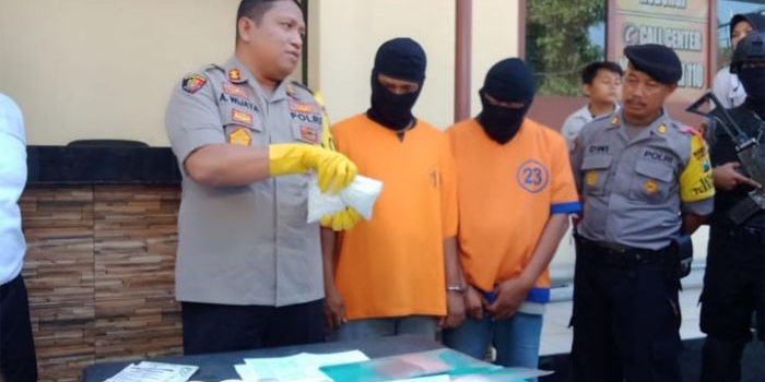 Kapolres Probolinggo Kota AKBP Ambariyadi Wijaya menunjukkan barang bukti berupa pil koplo.