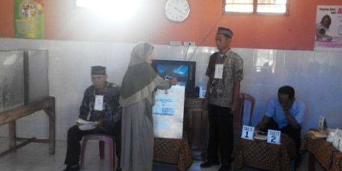 ?

Seorang ibu memasukkan kartu suara yang dicoblosnya dalam Pilpres Ulang di TPS 8 Kranggan. Foto:yudi eko purnomo/BANGSAONLINE