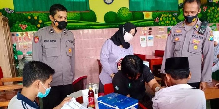 Sejumlah siswa Tarbiyatul Islamiyah Kota Probolinggo saat mengikuti vaksin merdeka.